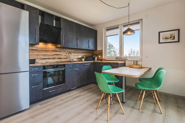 Coffee/tea maker, fridge, oven, stovetop - Hochwertiges Appartement in Ruhiger Lage, mit Terrasse, Kostenfreier Sauna und S (Zirchow)
