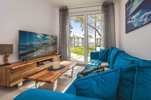 TV, fireplace, books - Hochwertiges Appartement in Ruhiger Lage, mit Terrasse, Kostenfreier Sauna und S (Zirchow)