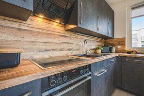 Coffee/tea maker, fridge, oven, stovetop - Hochwertiges Appartement in Ruhiger Lage, mit Terrasse, Kostenfreier Sauna und S (Zirchow)