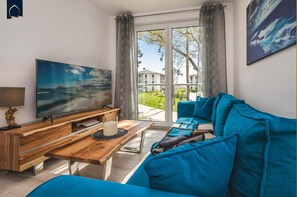 TV, fireplace, books - Hochwertiges Appartement in Ruhiger Lage, mit Terrasse, Kostenfreier Sauna und S (Zirchow)