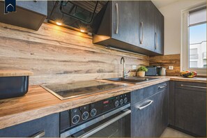 Fridge, oven, stovetop, dishwasher