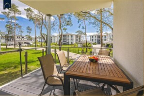 Outdoor dining - Hochwertiges Appartement in Ruhiger Lage, mit Terrasse, Kostenfreier Sauna und S (Zirchow)