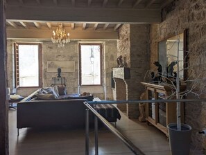 تلفزيون ذكي، مدفأة، كُتُب