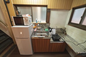 Fridge, microwave, stovetop, cookware/dishes/utensils