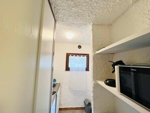 Réfrigérateur, micro-ondes, plaque de cuisson, cafetière/bouilloire