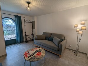 TV - Cozy Ground Floor Apartment with Garden, BBQ, Free Bikes, Near Château and Shops (La Rochefoucauld-en-Angoumois)