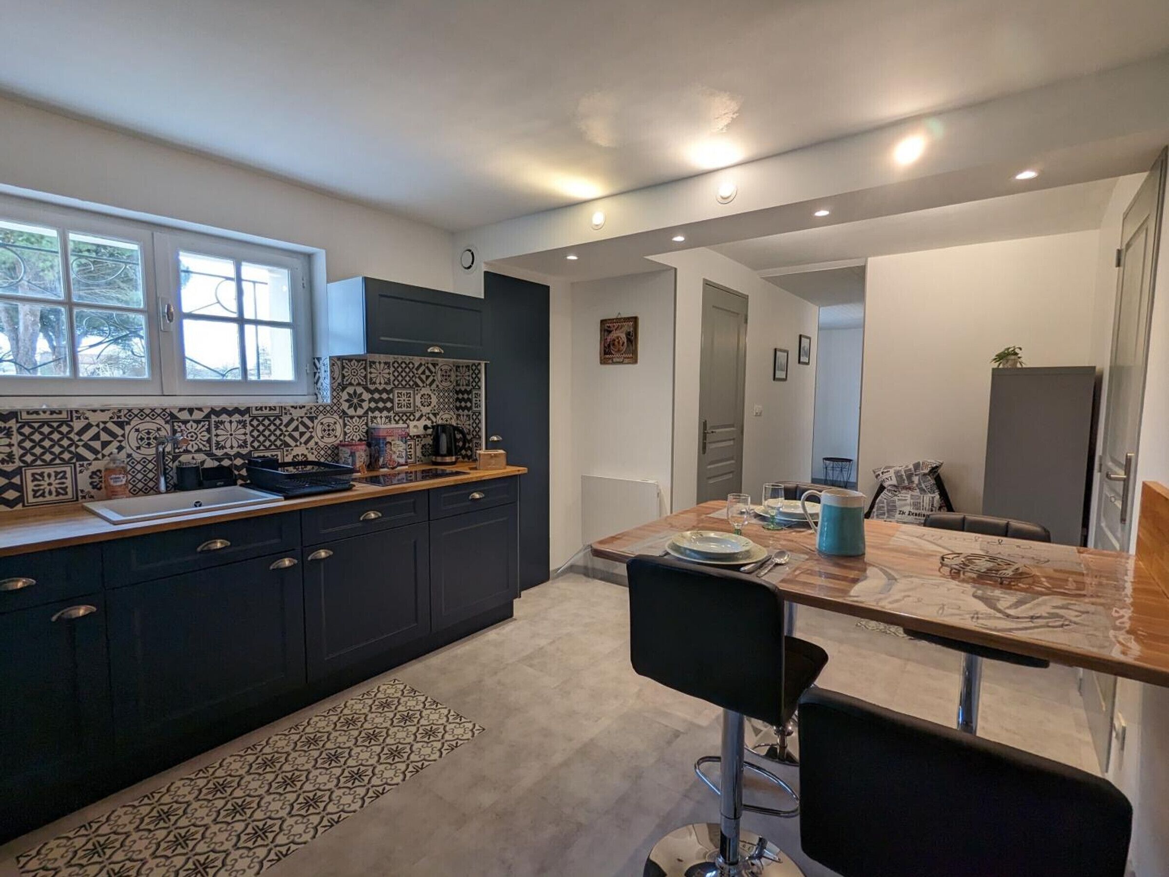 Kjøleskap, mikrobølgeovn, oppvaskmaskin og høy barnestol