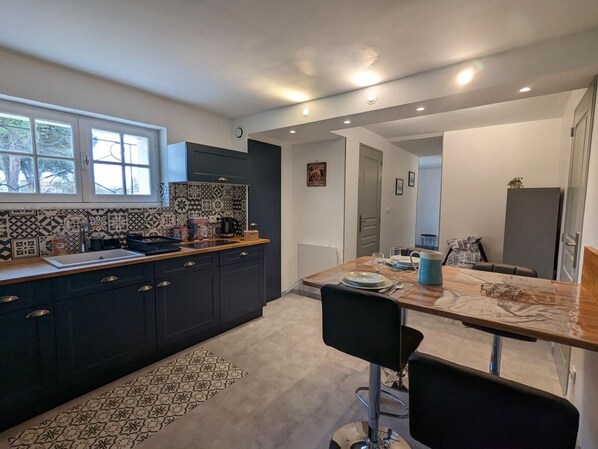 Kühlschrank, Mikrowelle, Geschirrspüler, Hochstuhl