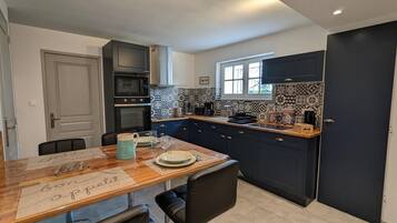 Refrigerador, microondas, lavavajillas, silla alta para bebés