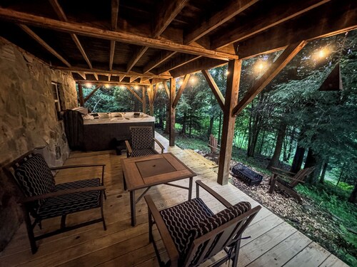 3 Bedroom + 3 Bathroom with Hot Tub - Ski Access less than 1 mile!