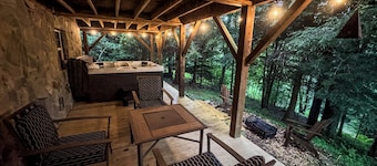 3 Bedroom + 3 Bathroom with Hot Tub - Ski Access less than 1 mile!