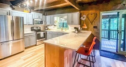 3 Bedroom + 3 Bathroom with Hot Tub - Ski Access less than 1 mile!