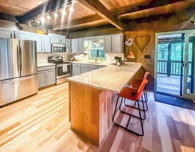 3 Bedroom + 3 Bathroom with Hot Tub - Ski Access less than 1 mile!