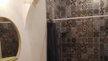 Chambre Standard, 1 trĂšs grand lit | Wi-Fi gratuit, draps fournis