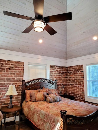 Free WiFi, bed sheets. Unique Carriage House on beautiful Litz Mansion grounds, Tazewell VA