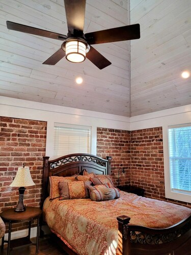 Unique Carriage House on beautiful Litz Mansion grounds, Tazewell VA