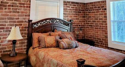 Unique Carriage House on beautiful Litz Mansion grounds, Tazewell VA