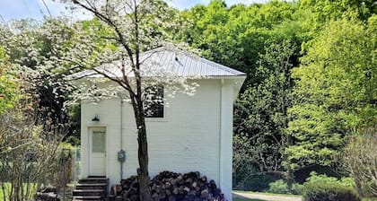 Unique Carriage House on beautiful Litz Mansion grounds, Tazewell VA