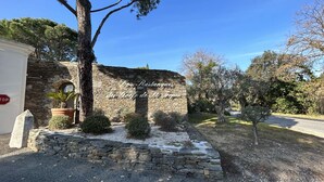 A stone building with a sign that reads "Resthouse du Lac de Luberon."
