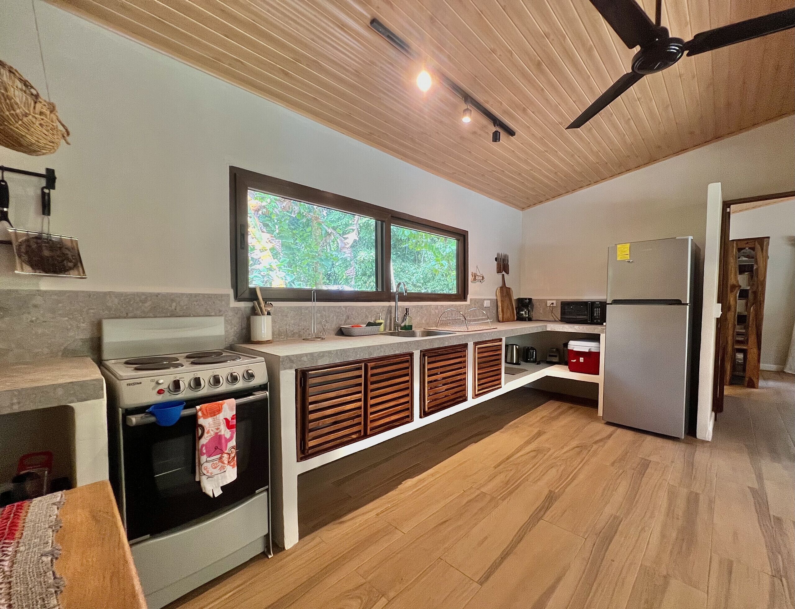 Fridge, microwave, oven, coffee/tea maker