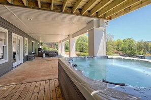 Terrace/patio - Angel’s Envy by Chatuge Home Concierge | 6BR · Sleeps 14 · Lakefront · Hot Tub · Game Room (Hiawasee)