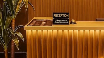 Habitación cuádruple Deluxe | Ropa de cama de alta calidad y minibar
