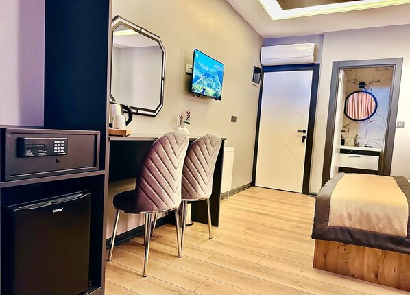 高级三人房 | 高档床上用品、迷你吧、客房内保险箱、办公桌