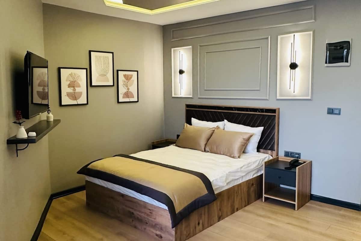 Habitación triple superior | Ropa de cama de alta calidad y minibar