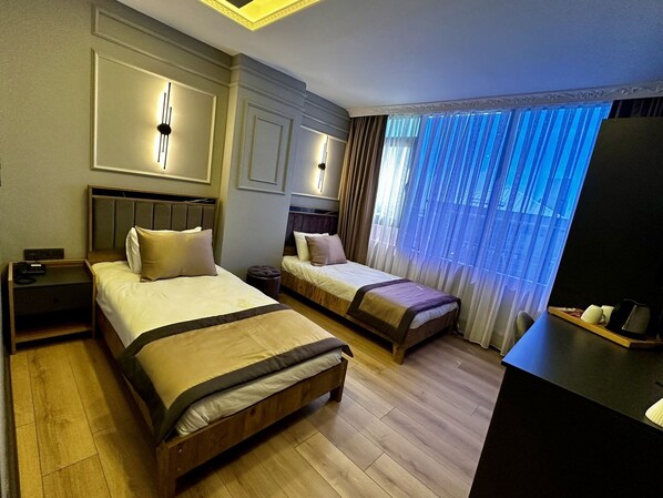Habitación estándar con 2 camas individuales | Ropa de cama de alta calidad y minibar 