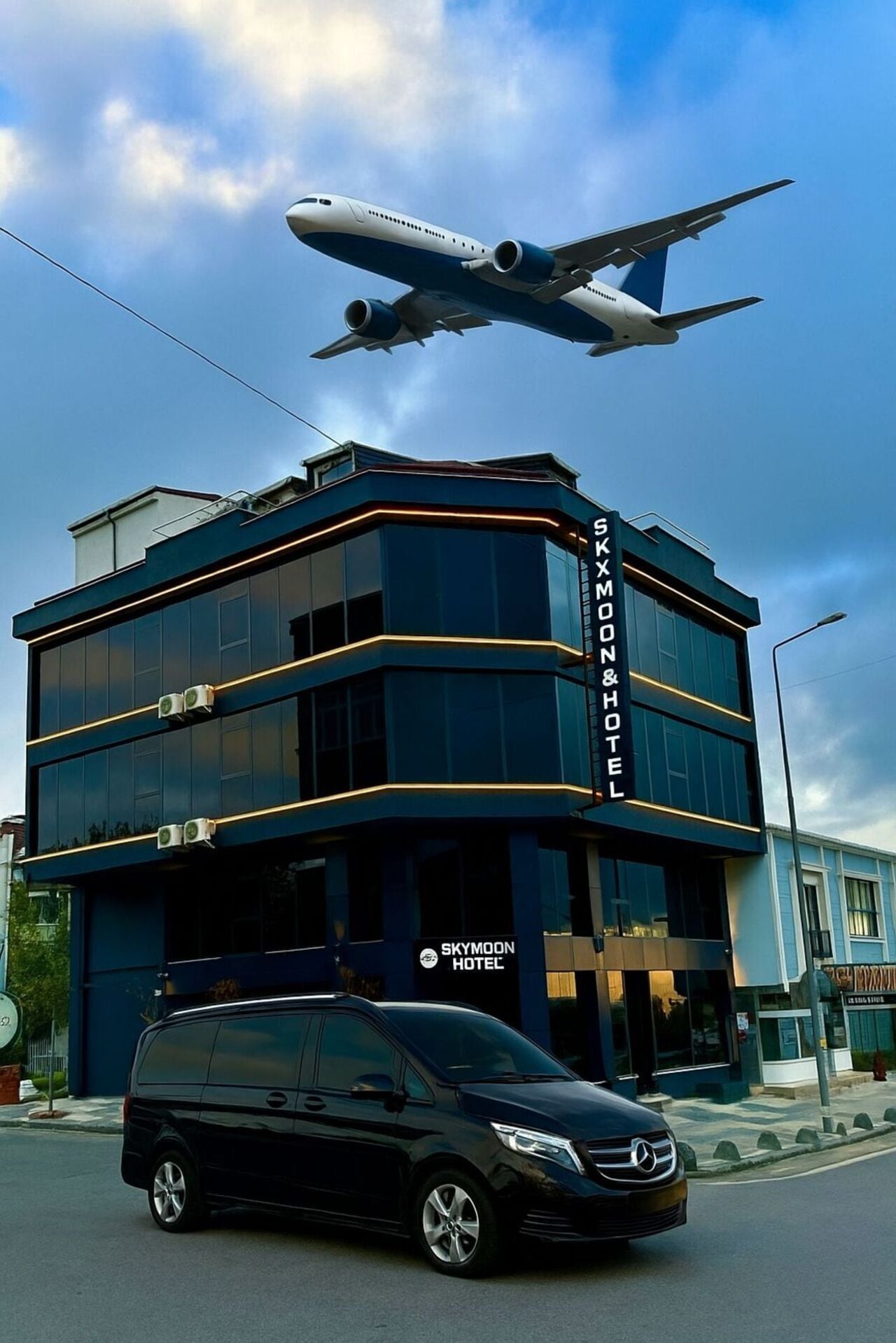 Um edifício de hotel moderno com a placa 