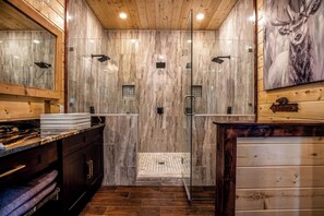 Towels - Rustic Luxury Lodge • Elevated Forest Views • Sleeps 18 in Total Comfort (BROKEN BOW)