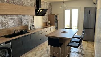 Fridge, oven, stovetop, dishwasher