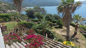 A balcony with a view of a lake, surrounded by greenery and palm trees. - Appartement à Tiuccia, les Pieds Dans L'eau, Climatisé, Wifi (Tiuccia)