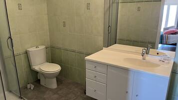 Douche, sĂšche-cheveux, serviettes fournies