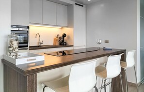 Refrigerador, microondas, parrilla de estufa y lavavajillas 