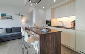 Kühlschrank, Mikrowelle, Herdplatte, Geschirrspüler