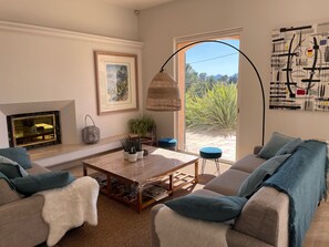 TV connectée, cheminée, lecteur de DVD, table de tennis de table