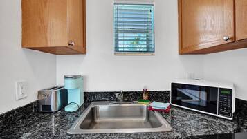 Een magnetron, een koffiezetapparaat/waterkoker, een broodrooster