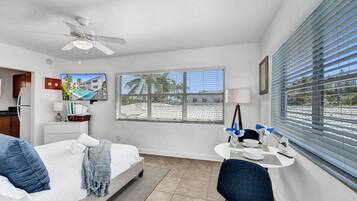 Een bureau, een strijkplank/strijkijzer, reisbedje, wifi