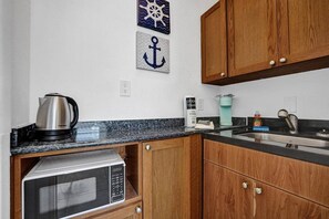 Refrigerador, microondas, cafetera y tetera y tostadora