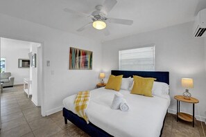 1 dormitorio, escritorio, tabla de planchar con plancha y cuna de viaje