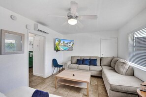 TV - Waves on Desoto Deluxe studio # 9 (Hollywood)