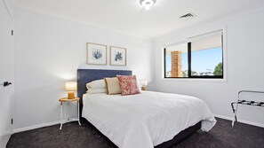 4 bedrooms, iron/ironing board, travel cot, free WiFi - The Great White, Vincentia (Vincentia)