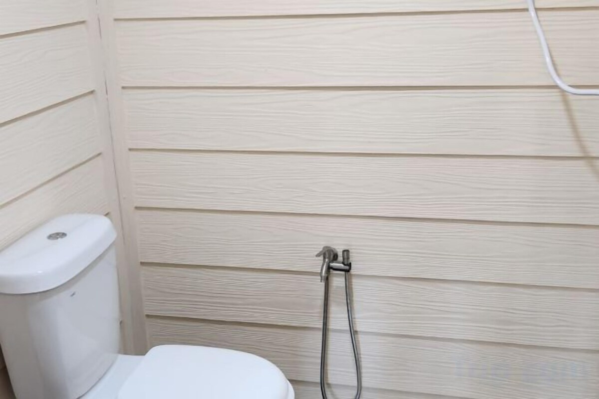 Ein Badezimmer mit Toilette und Dusche.