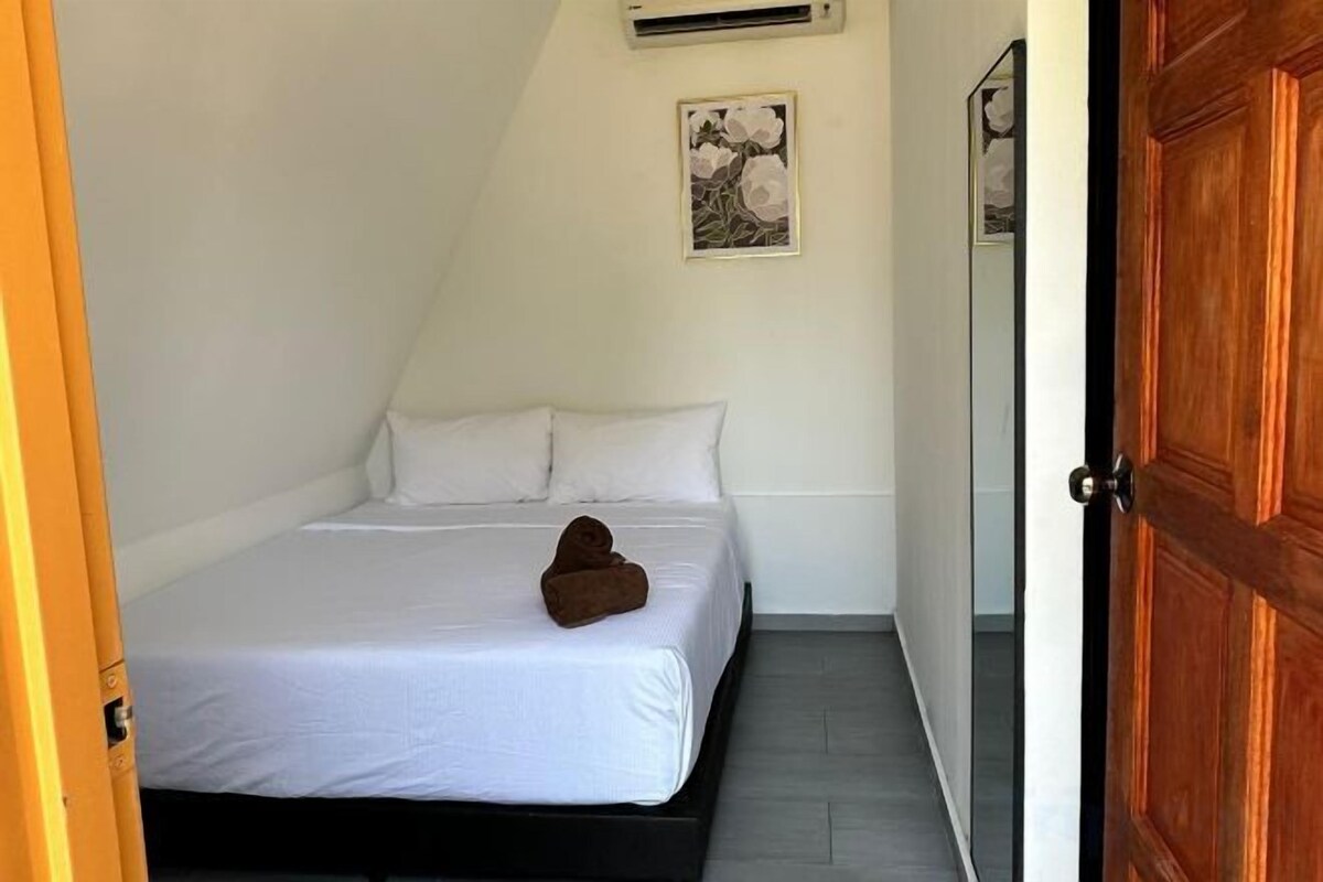 Tabla de planchar con plancha y ropa de cama