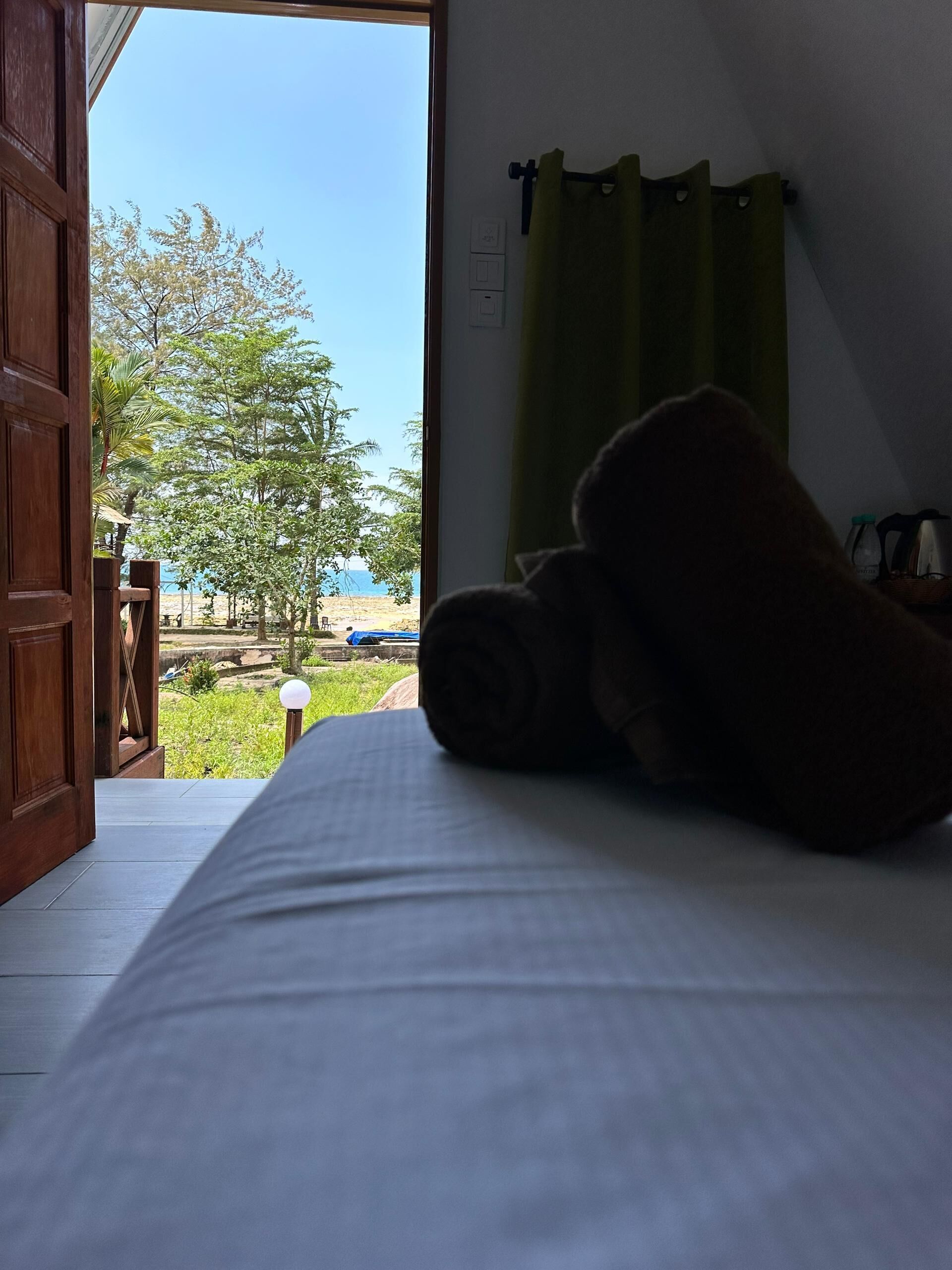 Iron/ironing board, bed sheets