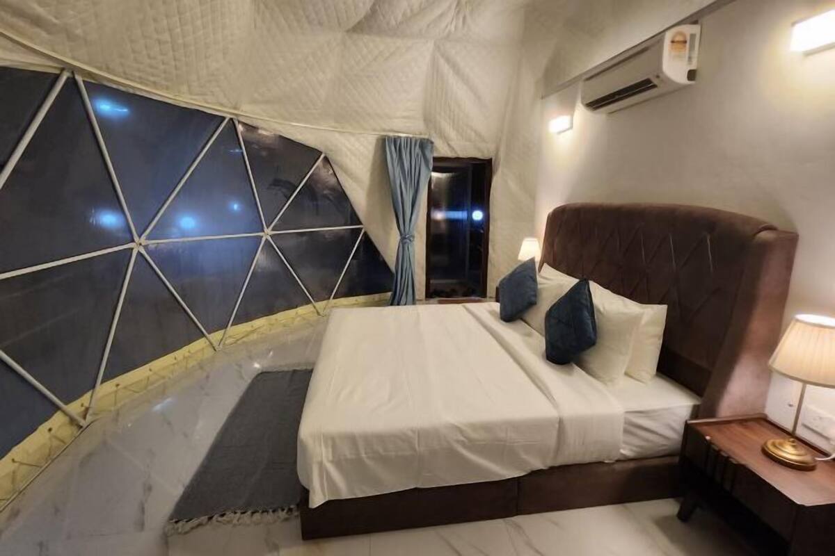 Iron/ironing board (on request), bed sheets
