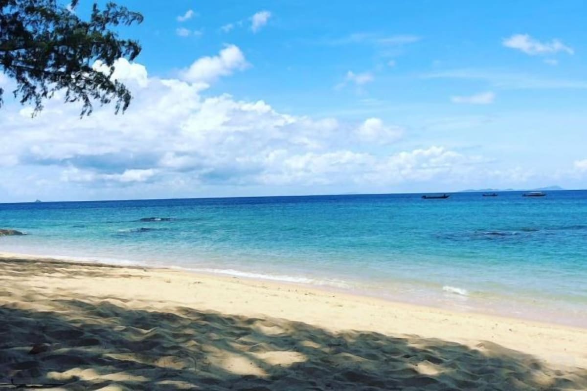 Beach | Beach nearby, white sand