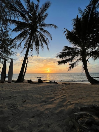 En la playa, arena blanca