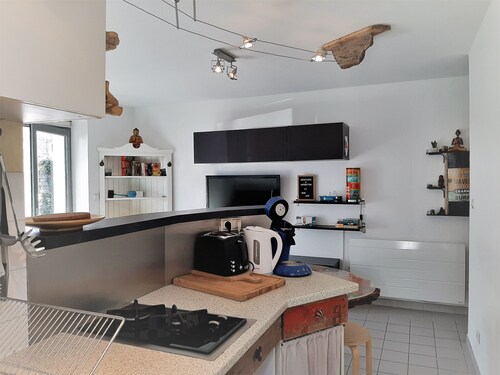 Cozy 4-Person Apartment Steps from Beach, BBQ, WiFi & Parking